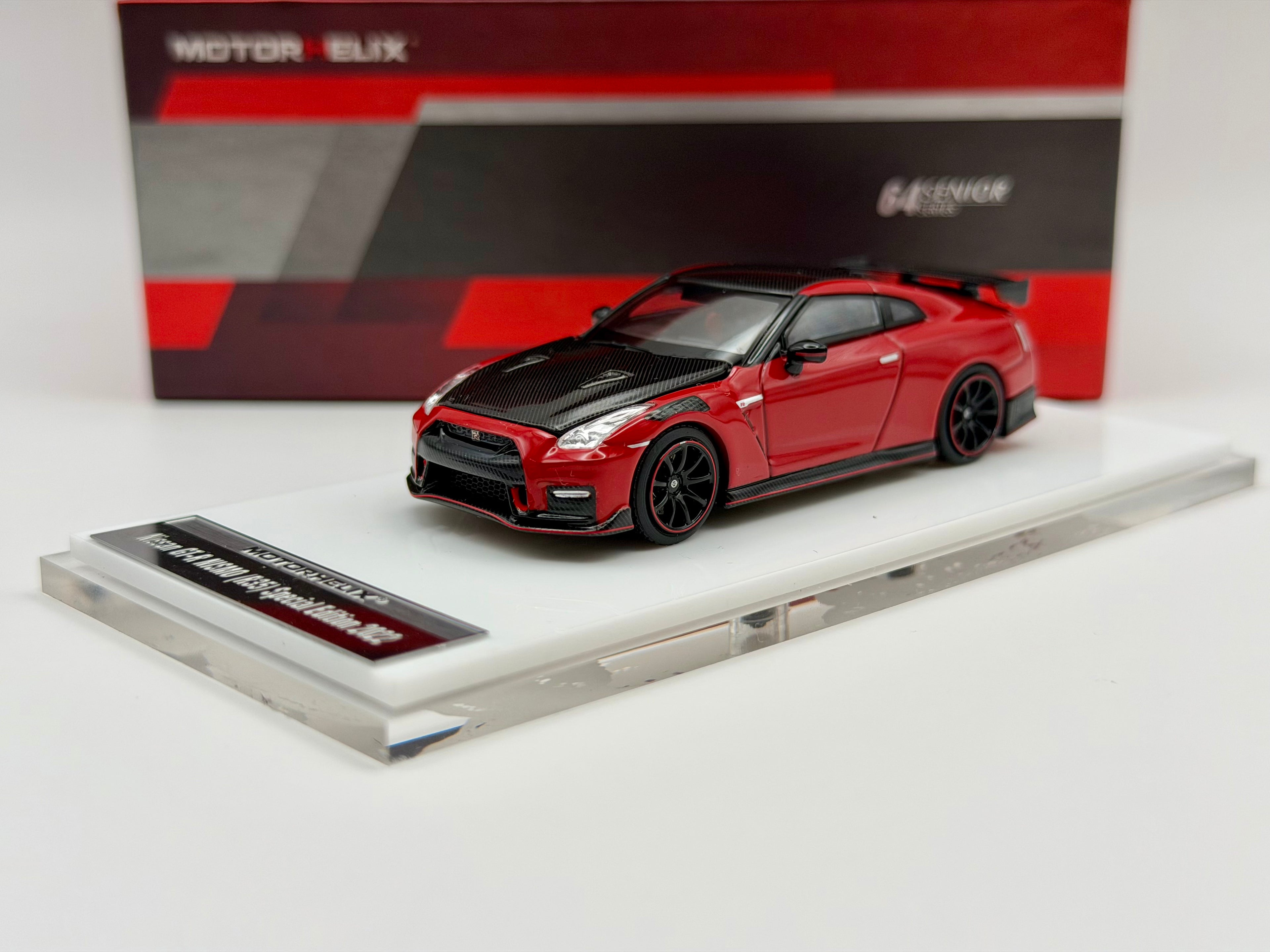 Motorhelix 1:64 Nissan GT-R R35 Nismo 22'(Stealth Gray/Vibrant Red)