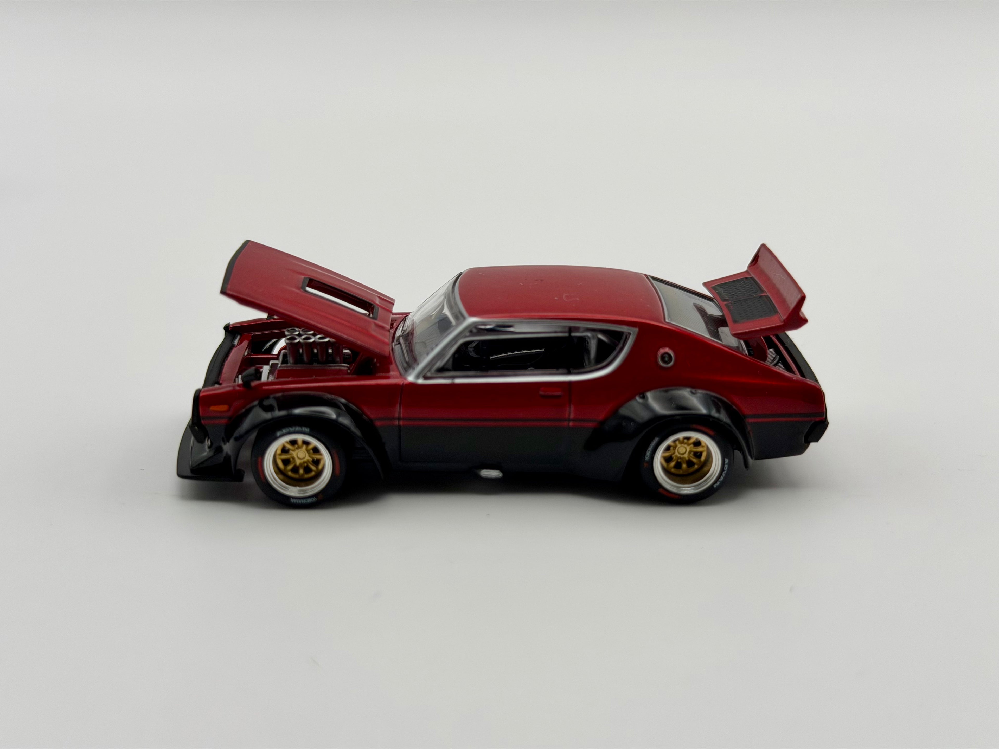 Pop Race 1/64 KPGC110 Kenmeri – Red/Black