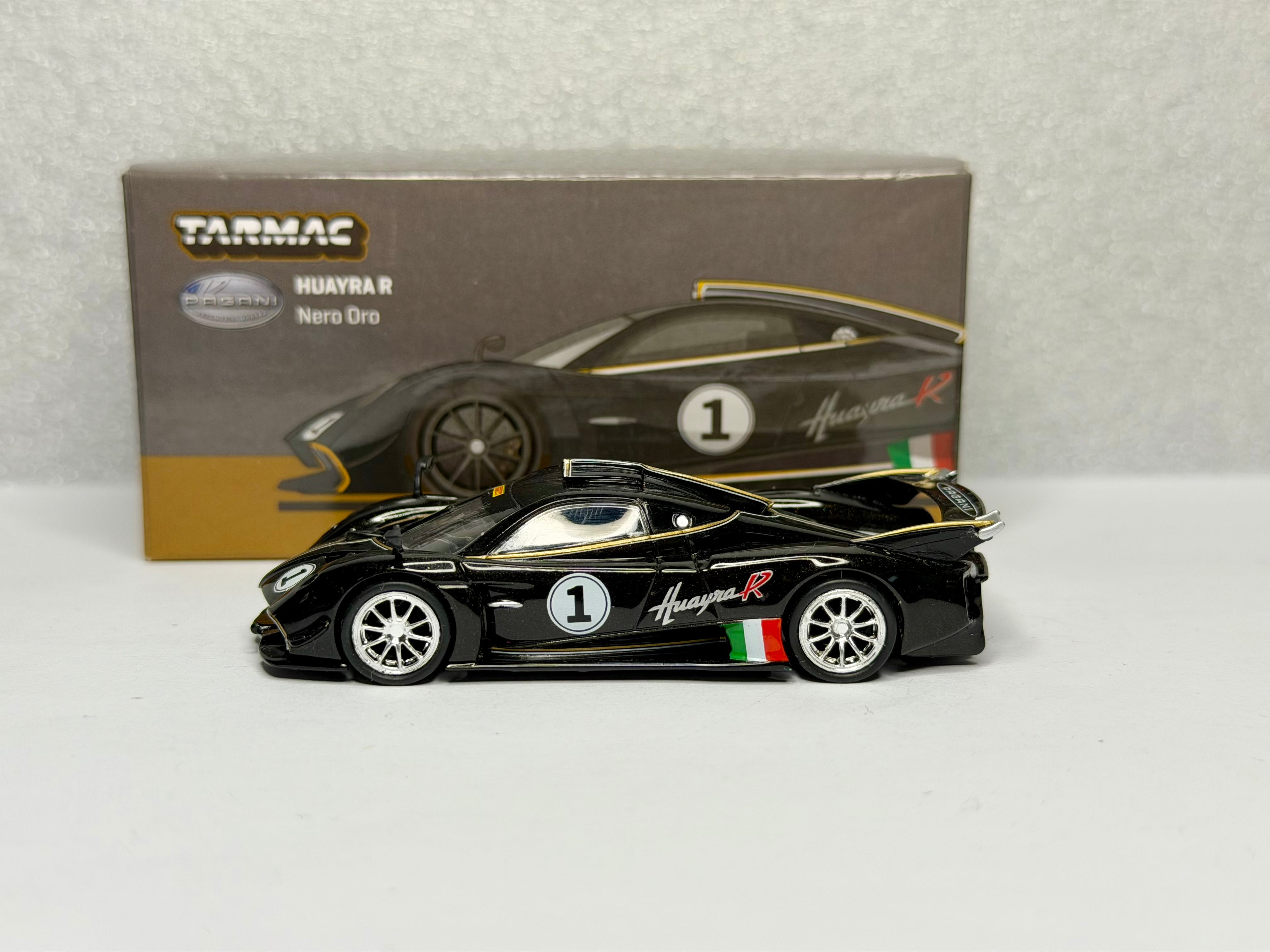 CHASE! Tarmac works 1/64 Pagani Huayra R Nero Oro opened