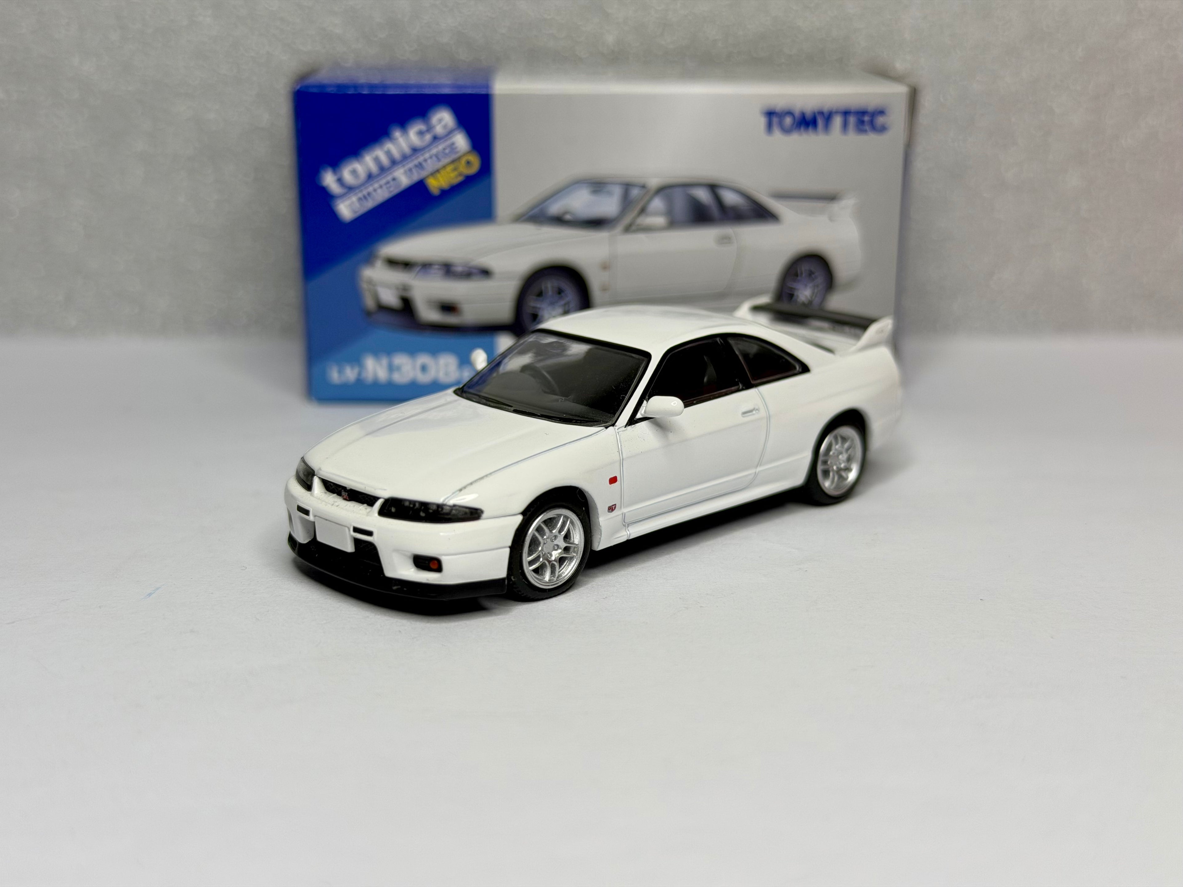 Tomica Limited Vintage Neo 1/64 Nissan GT-R R33 White V-Spec N1
