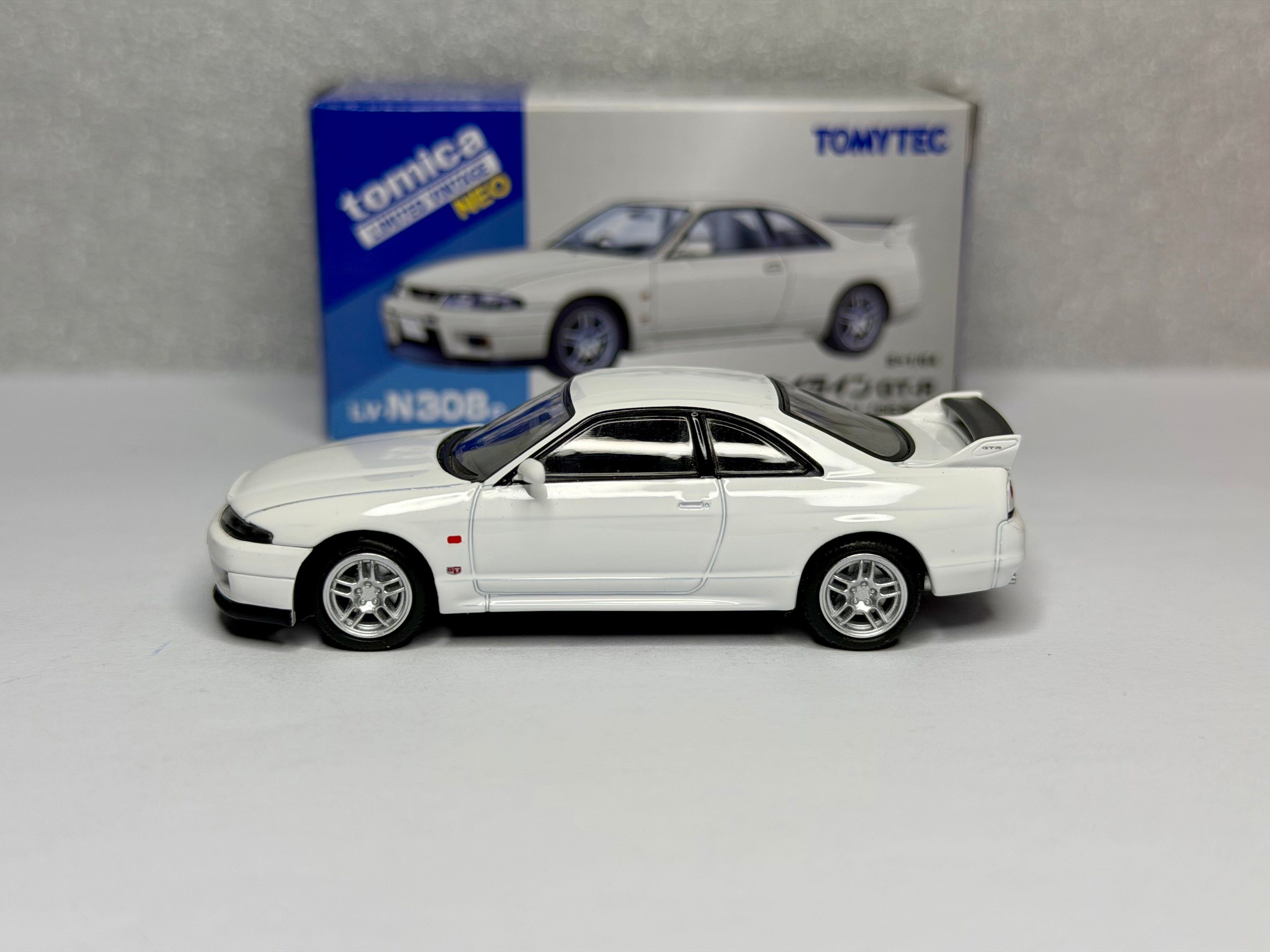 Tomica Limited Vintage Neo 1/64 Nissan GT-R R33 White V-Spec N1
