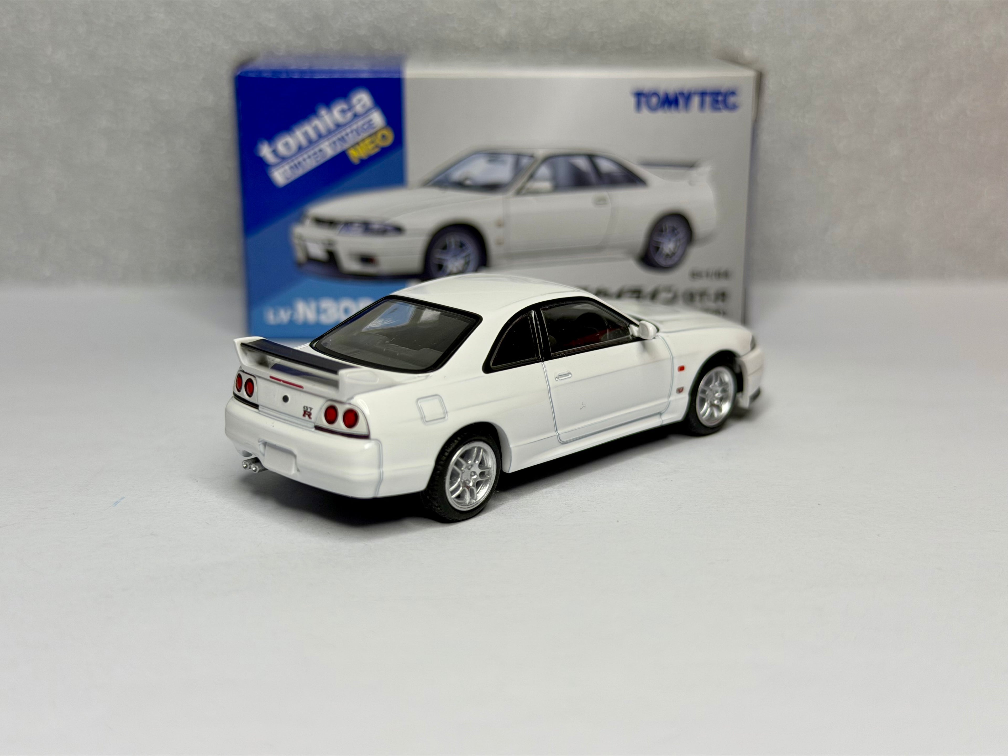 Tomica Limited Vintage Neo 1/64 Nissan GT-R R33 White V-Spec N1
